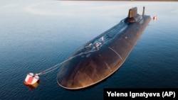 Руската нуклеарна подморница Дмитриј Донској закотвена во близина на Кронштат, пристанишен град на 30 километри западно од Санкт Петербург, во јули 2017 година.