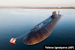 Submarinul nuclear Dmitri Donskoy ancorat în apropiere de portul Kronstadt, la 30 de kilometri vest de St. Petersburg, 29 iulie 2017.