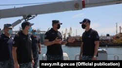 Командувач ВМС Олексій Неїжпапа з командиром катеру типу Island Р-190 «Слов’янськ» Даміром Ауліним (праворуч). Фото Служби зв’язків з громадськістю Командування ВМС ЗСУ