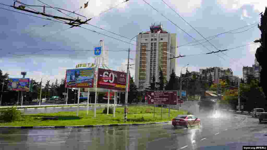 У небі над Алуштою виблиснуло сонце.