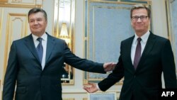 Ukrainian President Viktor Yanukovych (left) met with German Foreign Minister Guido Westerwelle in Kyiv on June 21.