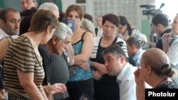 Armenia -- Yerevan residents vote in mayoral elections on May 31, 2009.