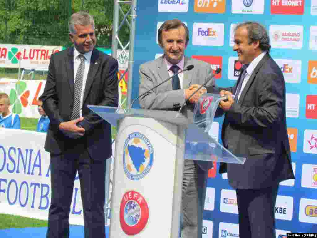 Husein Smajlović, Elvedin Begić i Michel Platini na otvaranju centra u Zenici, 2. septembar 2013.