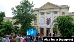 Propunerea ca Muzeul Holocaustului să fie construit în curtea Muzeului Antipa a fost făcută de Institulul „Elie Wiesel”
