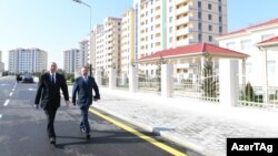 İ.Əliyev Kürdəxanıda yeni yaşayış kompleksinın açılışında.