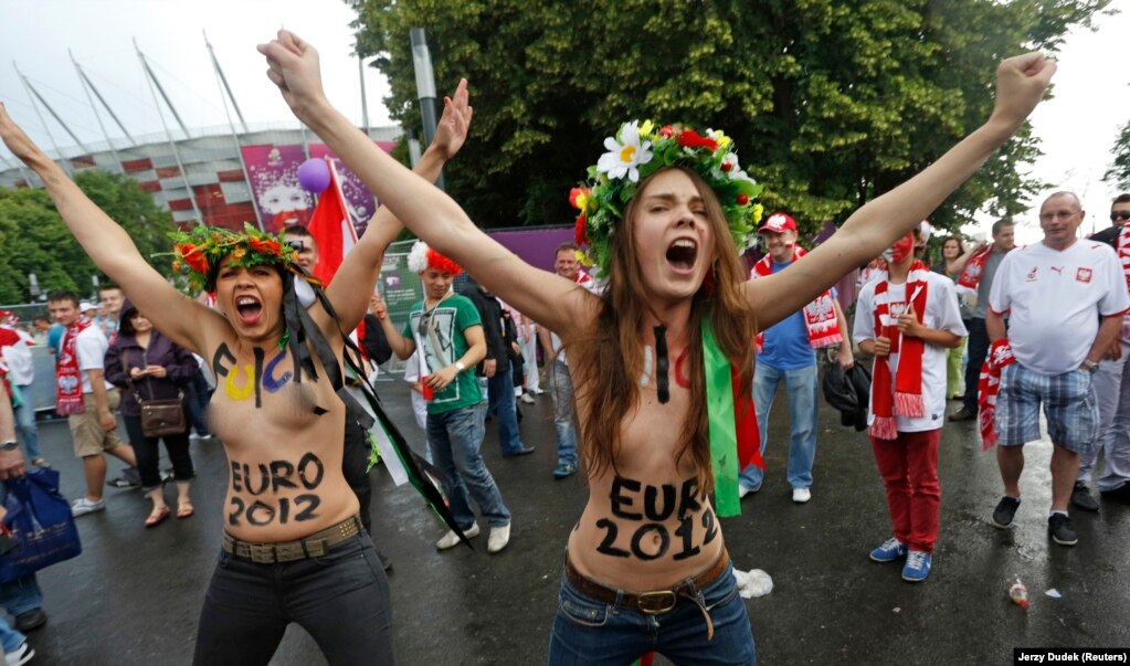 Шачко (справа) во время протеста в Киеве в 2012 году. В заявлении, опубликованном в официальном блоге Femen 24 июля, говорится: &quot;RIP. Оскана Шачко, самая бесстрашная и самая ранимая из нас, нас покинула&quot;.