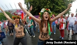 Протест Femen в Варшаве против проведения чемпионата мира по футболу. 2012 год