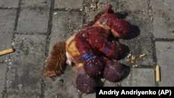 O jucărie cu pete de sânge fotografiată după atacul cu rachete rusești asupra gării din Kramatorsk, în care au murit 59 de persoane, inclusiv 5 copii, și a rănit peste 100 de oameni. Kramatorsk, Ucraina, 8 aprilie 2022.