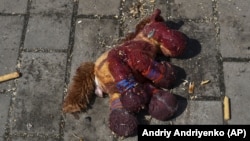 Дитяча іграшка з плямами крові на платформі після російського ракетного удару по залізничному вокзалу в Краматорську, від якого загинуло 59 людей, зокрема 5 дітей