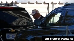 Donald Trump ulazi u predsedničko vozilo, 8. novembar