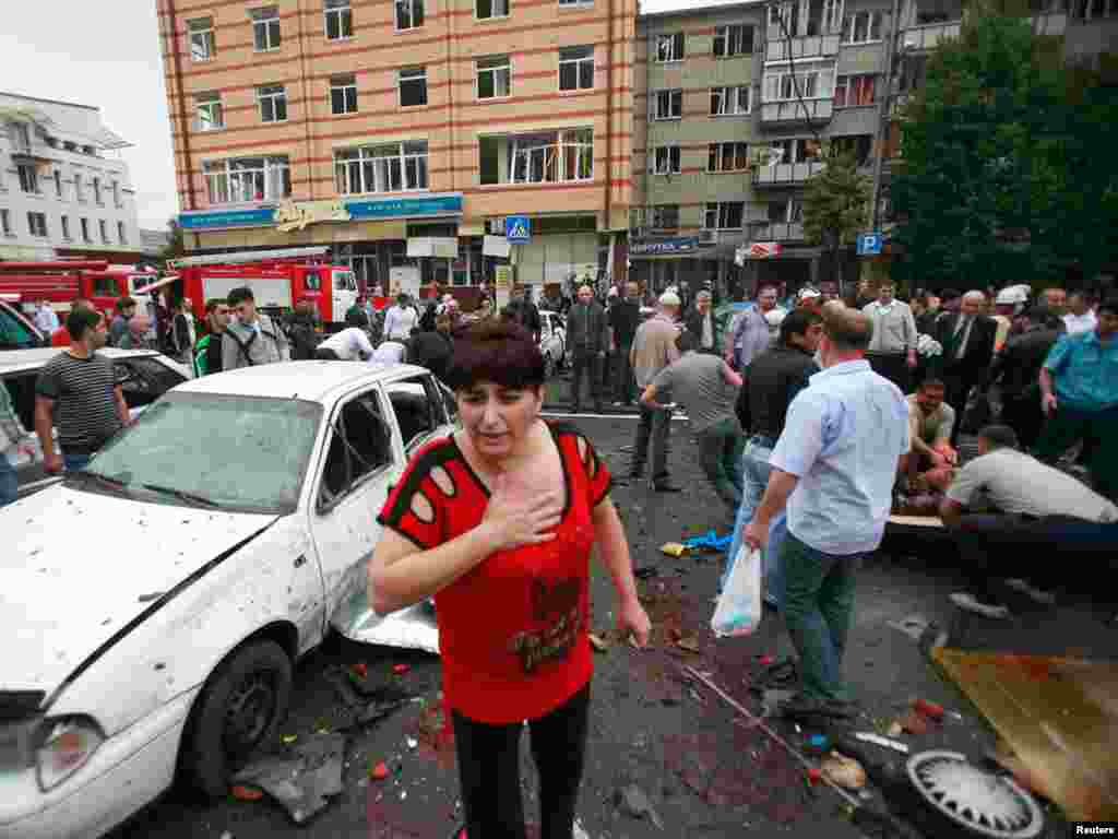 Люди помогают пострадавшим при взрыве на центральном рынке Владикавказа, 9 сентября 2010