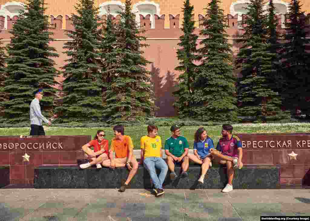 The activists sitting on a World War II memorial next to Moscow&rsquo;s Kremlin.