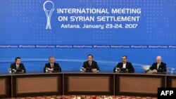 Представники Казахстану, ООН і країн-посередників зачитують прикінцеву заяву, якої не підписали самі сирійці, Астана, 24 січня 2017 року