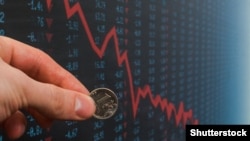 Санкции привели к резкому падению курса рубля