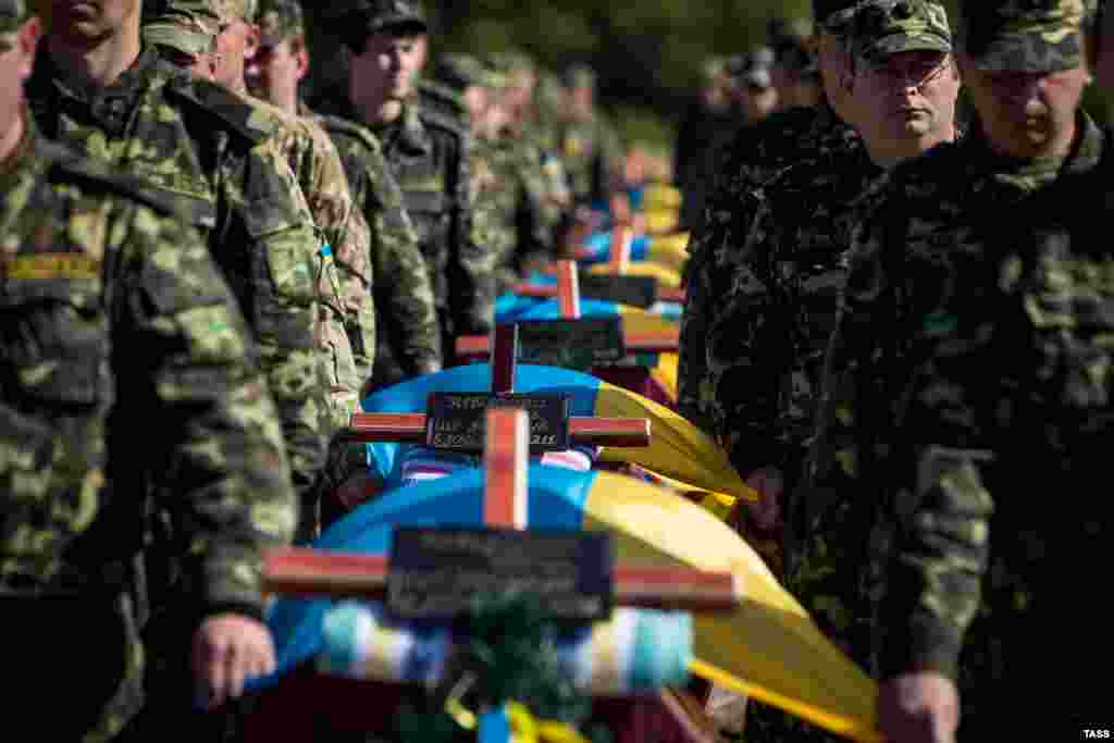 Servicemen attend a mass funeral ceremony to bury unidentified members of pro-Ukrainian military forces who were killed, while taking part in the conflict in eastern regions, in the settlement of Kushuhum near Zaporizhzhya on October 1. (TASS/Konstantin Sazonchik)