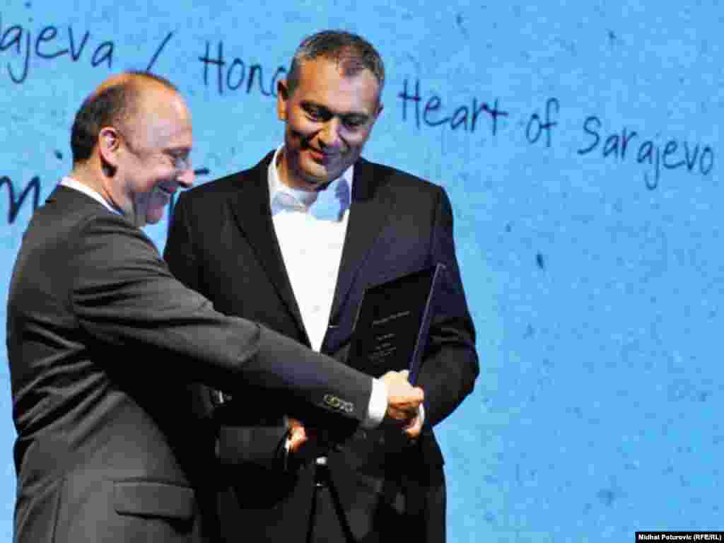 Mirsad Purivatra uručuje nagradu Srce Sarajeva Emilu Tudeschiu