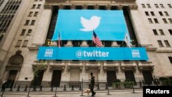 Логотип компании Twitter на здании Нью-Йоркской фондовой биржи.