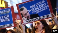 تظاهرات دانشجویان معترض به فساد مالی در ترکیه دربرابر یکی از شعبه‌های هالک‌بانک. 