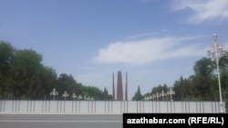  20-nji maý, 2014. Aşgabadyň merkezinde uruşda wepat bolan türkmenistanlylaryň hormatyna dikeldilen “Baky ot” ýadygärligi soň şäheriň daşyna göçürildi.