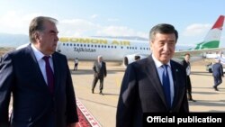 Президенти Тоҷикистонро дар фурудгоҳи Иссиқкӯл президенти Қирғизистон пешвоз гирифт