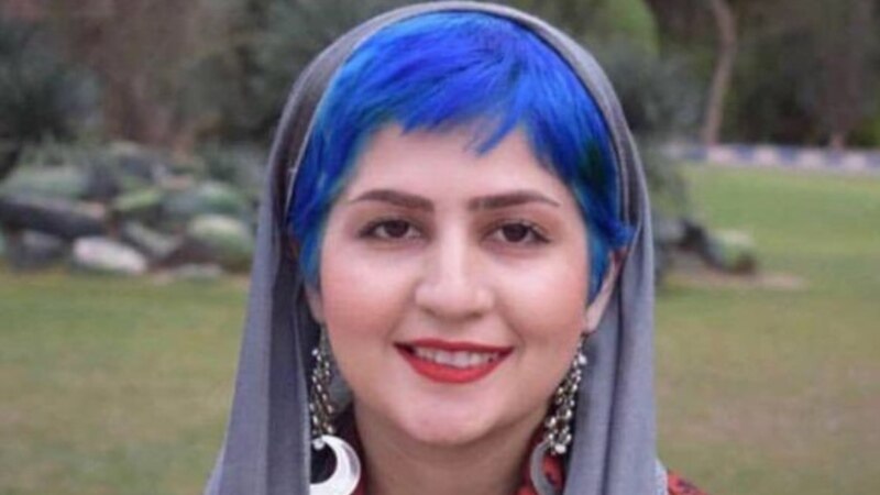 سپیده قلیان با «دست‌بند و پابند» به زندان بوشهر تبعید شد