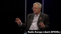 „Mie, ca guvernant, îmi convine ca el să fie ocupat cu ceva, să-i dau de lucru creierului lui.”