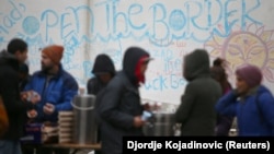Migranti ispred napuštene fabrike blizu granice Srbije i Hrvatske kod Šida (decembar 2017)