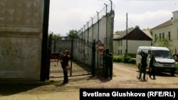 Ворота здания следственного изолятора комитета национальной безопасности 