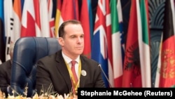 آرشیف، بریت مکگورک نماینده ایالات متحده امریکا در ائتلاف بین‌المللی مبارزه علیه گروه داعش در یک کنفرانس بین‌المللی در کویت، ۱۳ فبروری ۲۰۱۸