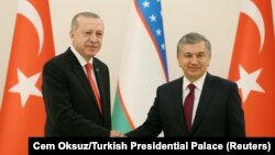 Президенты Узбекистана и Турции Шавкат Мирзияев (справа) и Реджеп Тайип Эрдоган.
