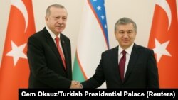 Президенты Узбекистана и Турции Шавкат Мирзияев (справа) и Реджеп Тайип Эрдоган.