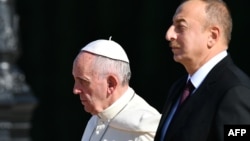 Рим папасы Франциск пен Әзербайжан президенті Илхам Әлиев. Баку, 2 қазан 2016 жыл.