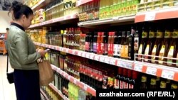 Aşgabatdaky supermarketleriň biri (Arhiwden alnan illýustrasiýa suraty)