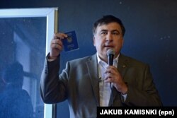 Міхеїл Саакашвілі показує журналістам свій український паспорт. Варшава, 6 серпня 2017 року