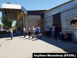 Бір күндік жұмыс күтіп тұрған адамдар. Алматы облысы, Шамалған ауылы, 29 мамыр 2019 жыл.