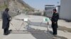 محافظین سرحدی پاکستان در تورخم منطقه سرحدی میان افغانستان و پاکستان