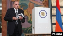 Levon Ter-Petrossian casts his ballot in the Yerevan city elections on May 5.