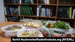 Волонтери готують домашні обіди для учасників війни на Донбасі у шпиталі