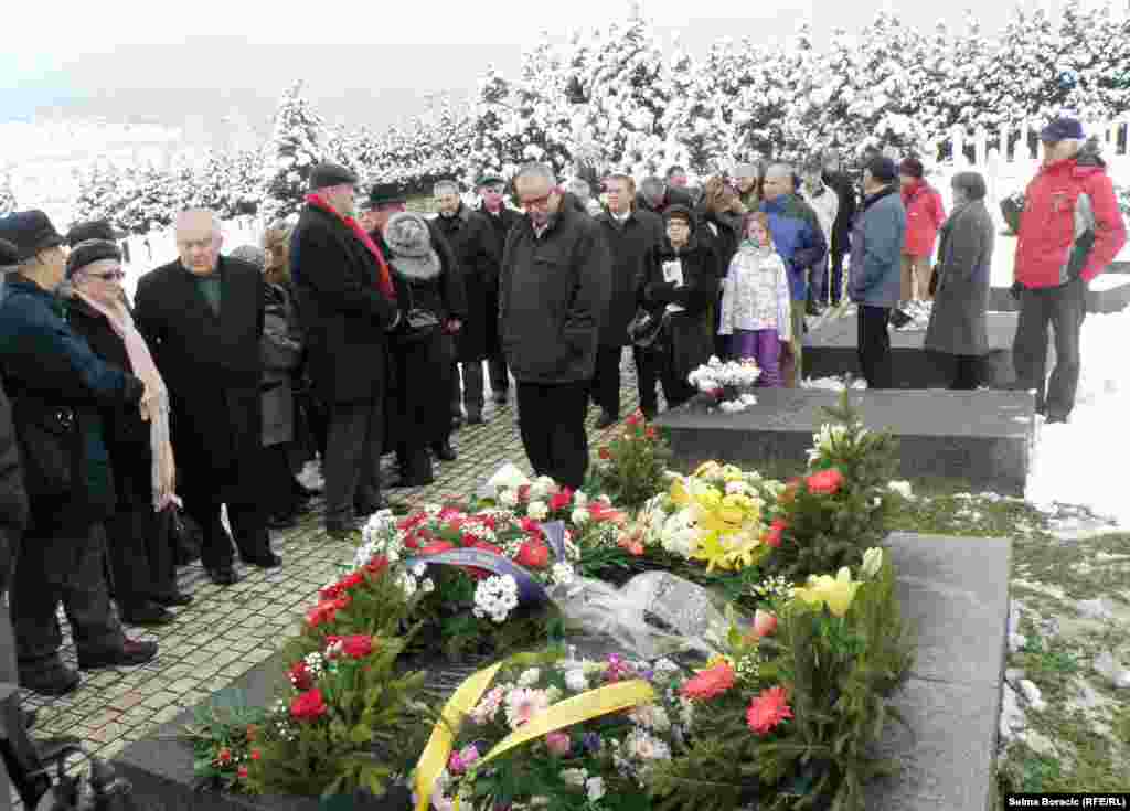 Porodica i prijatelji na grobu Džemala Bijedića u Sarajevu