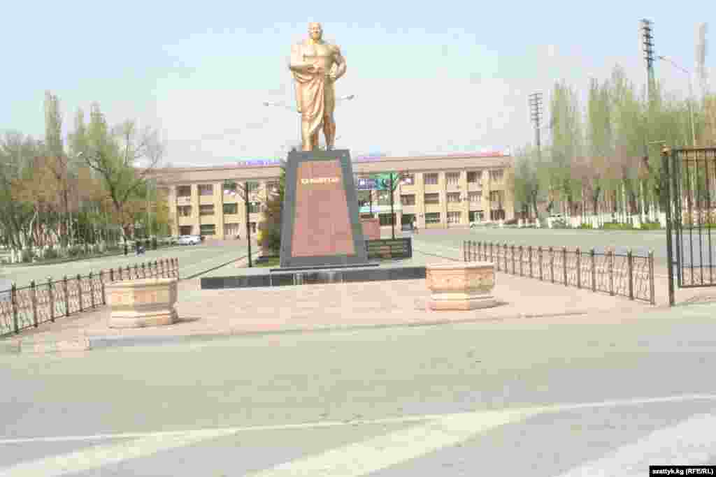 XIX-XX кылымдардагы казак балбаны Кажымукан Мунайтпасовдун борбордук стадиондун алдындагы эстелиги