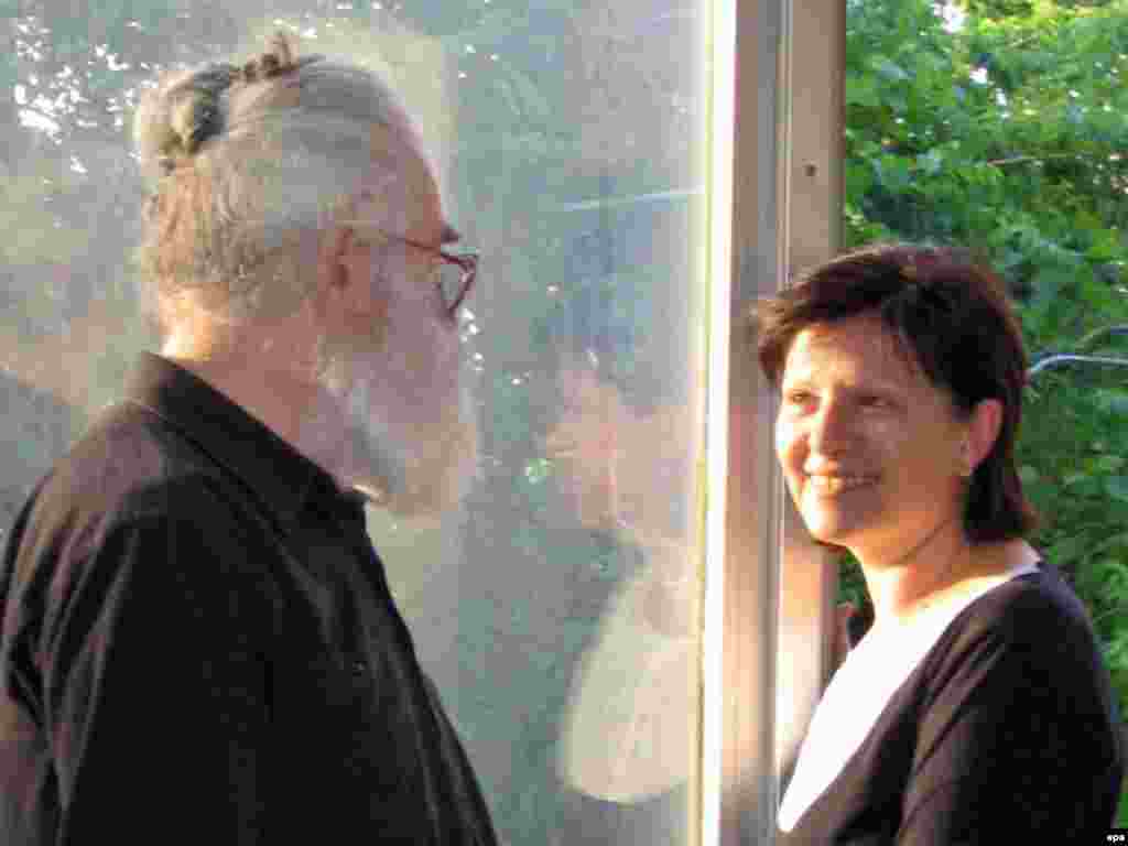 Радован Караджич и его девушка Мила на фотографии представленной белградским журналом 'Healthy Life'.