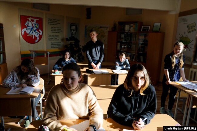 Scuola lituana a Rymdyuny, regione di Ostrovech, foto d'archivio