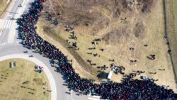 Zračna slika snimljena dronom prikazuje red ukrajinskih državljana na poljsko-ukrajinskoj granici tokom pandemije korona virusa u Korczova, Poljska, 27. marta 2020. godine