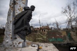 Деревня Никишино в Донбассе: поврежденный в нынешних боях памятник солдатам прежней войны
