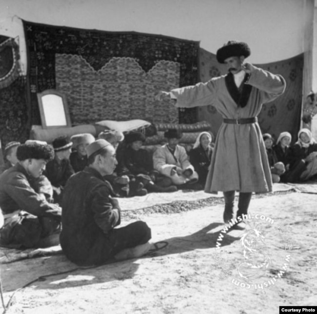 Qıtaydıñ Qaşğar qalasındağı qırğızdar. 1906-1908 jıldarı Şıñjañda bolğan patşalıq Resey armiyasınıñ oficeri Mannir Ibim tüsirgen suret.