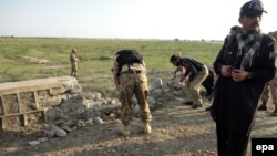 Пакистанські силовики оглядають місце вибуху бомби у Південному Вазірістані, 9 квітня 2015 року 