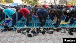 Myslimanët duke u lutur në Almaty, Kazakistan