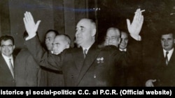 Gh. Gheorghiu Dej, primul președinte al Republicii Populare România, și Nicolae Ceaușescu, ultimul președinte al Republicii Socialiste România, în 1961 la București. Cei doi au fost artizanii propagandei comuniste de-a lungul perioadei 1945-1989.