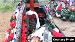 Могила десантника Александра Осипова. С нее была потом снята табличка с именем. Фото предоставлено газетой "Псковская губернiя"