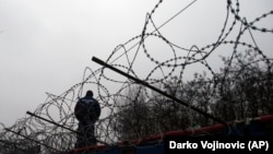 Сотрудник венгерской полиции на границе с Сербией недалеко от лагеря мигрантов. 8 февраля 2017 года.